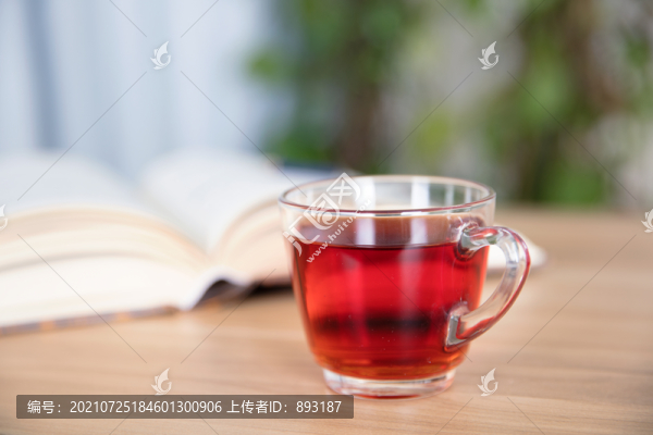 一杯紅茶和翻開(kāi)的書(shū)