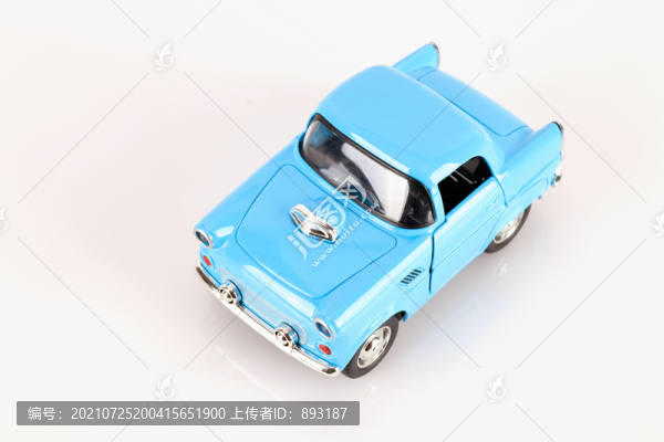 白背景上藍(lán)色的小汽車模型