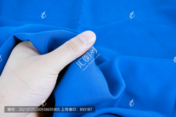 用手檢查新款的衣服布料