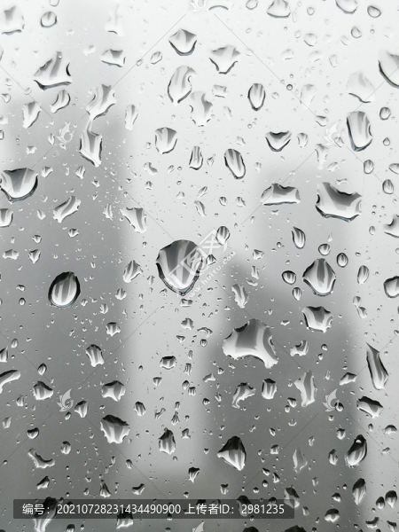 下雨天玻璃上的雨滴建筑倒影