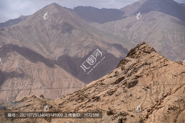 裸露著巖石和沙土的高聳山峰