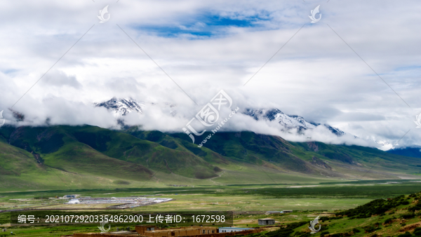 西藏自治區(qū)高原上云霧繚繞的雪山