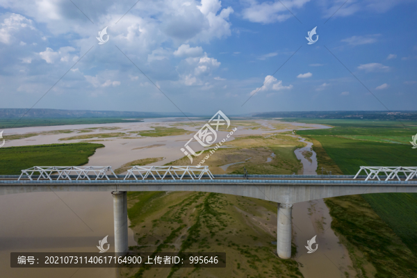 藍(lán)天白云下的黃河