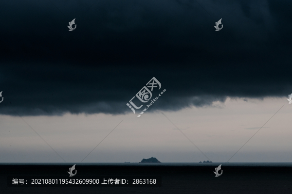 烏云壓海面