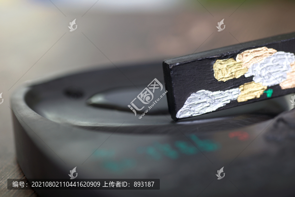 硯臺(tái)里的墨條