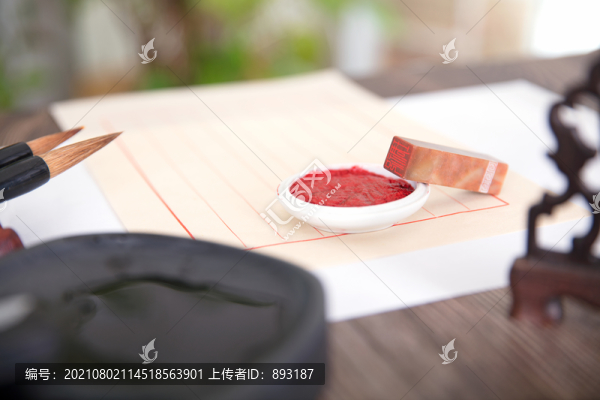 俯視書(shū)桌上的文房四寶