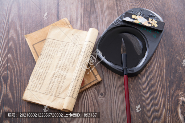 毛筆和硯臺及兩本古舊的書籍
