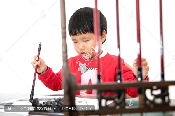 白背景前練習(xí)書(shū)法的小女孩