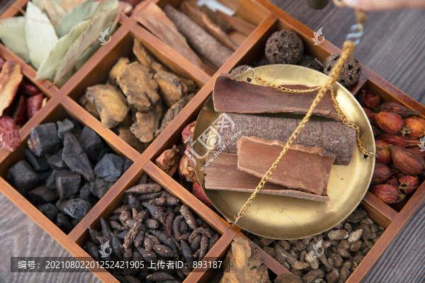 中醫(yī)藥師正在稱重中藥桂皮