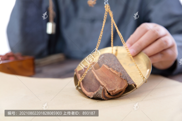 把秤盤里的中藥桂皮倒在草紙上