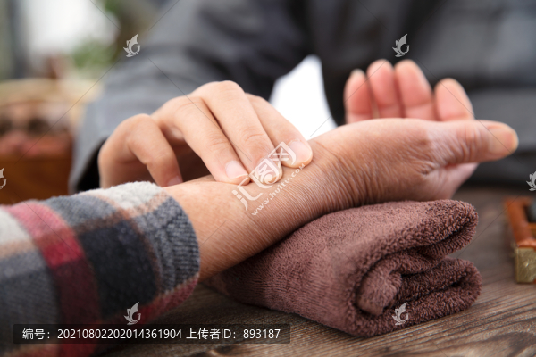 中醫(yī)醫(yī)生為患者診脈的手部特寫