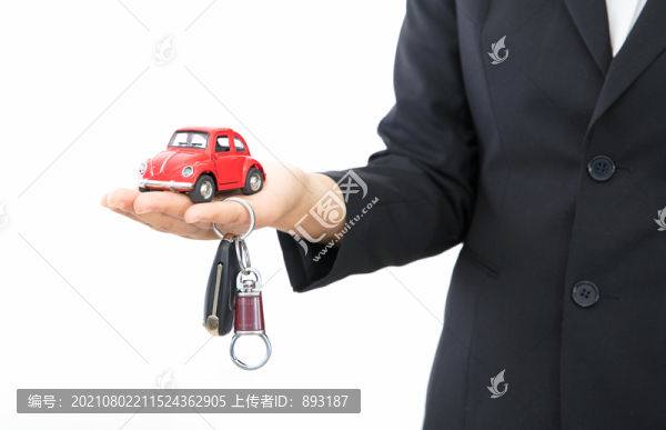 手托小汽車模型和車鑰匙