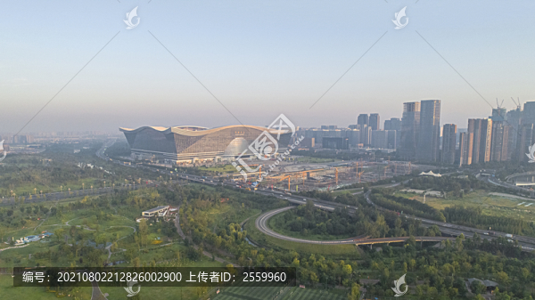 天府大道旁的城市建筑