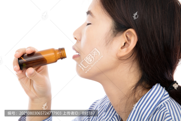 白背景前女患者正吃掉藥瓶中的藥