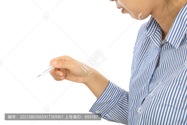 白背景前病人正在觀察溫度計(jì)