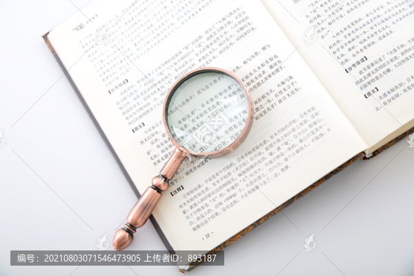 翻開的書籍和放大鏡