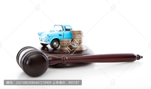 法錘和小汽車模型及美元硬幣