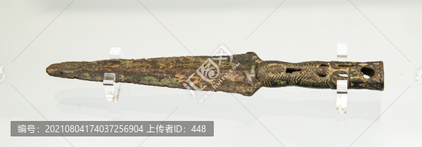 商代鏤雕銅矛