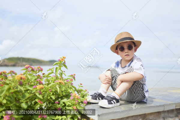 出來旅行的一個小男孩