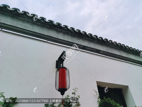 古圍墻上的路燈