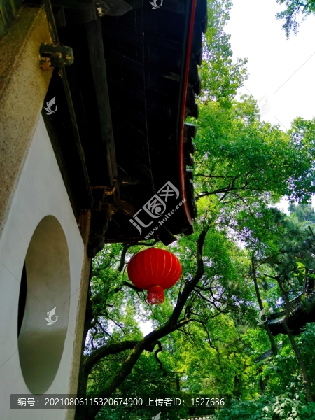 御碑亭檐角下的紅燈籠