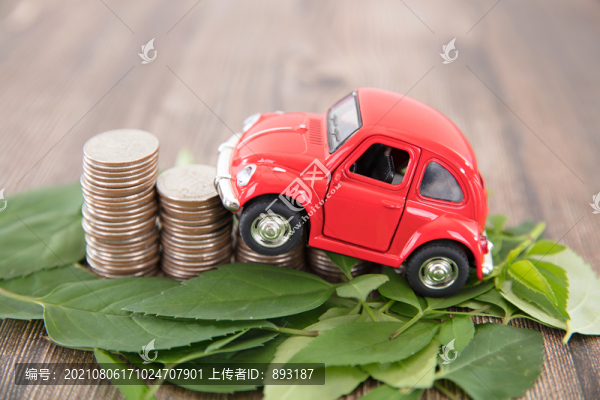 美元硬幣和往硬幣上爬的小汽車