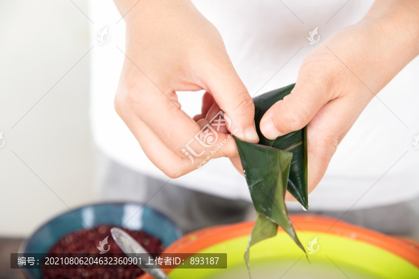 中國人正在制作端午節(jié)美食粽子