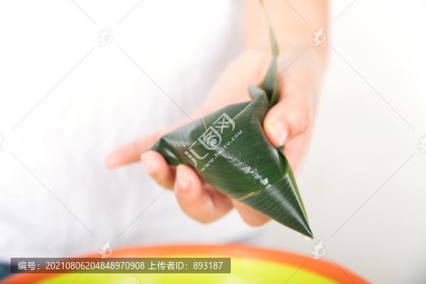 手里拿著剛剛包好的端午節(jié)粽子