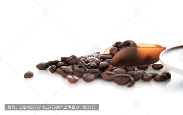 白背景上一勺散落的咖啡豆