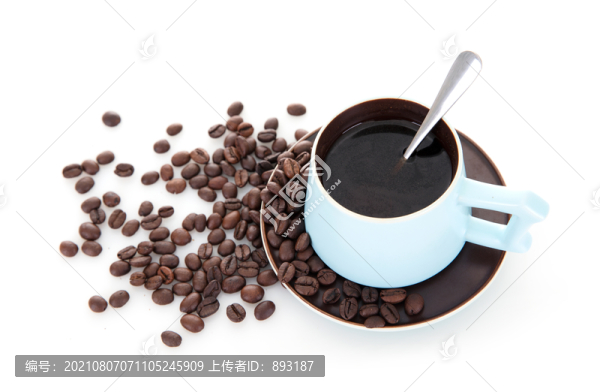 一杯咖啡和散落的咖啡豆
