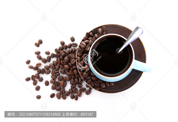 一杯咖啡和散落的咖啡豆