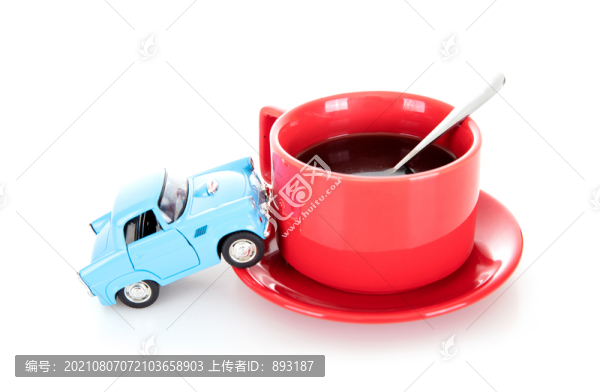 熱咖啡和一輛預爬杯子上的小汽車