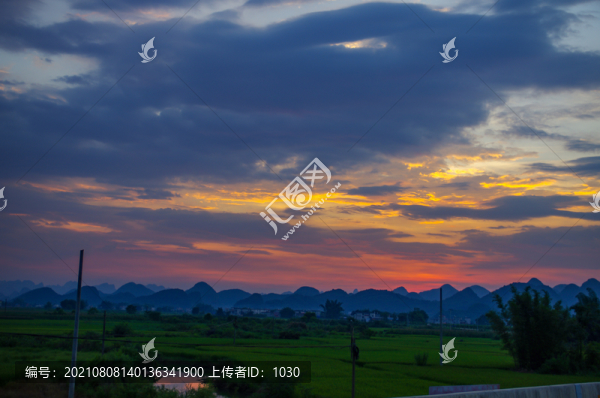 遠(yuǎn)山晚霞天空