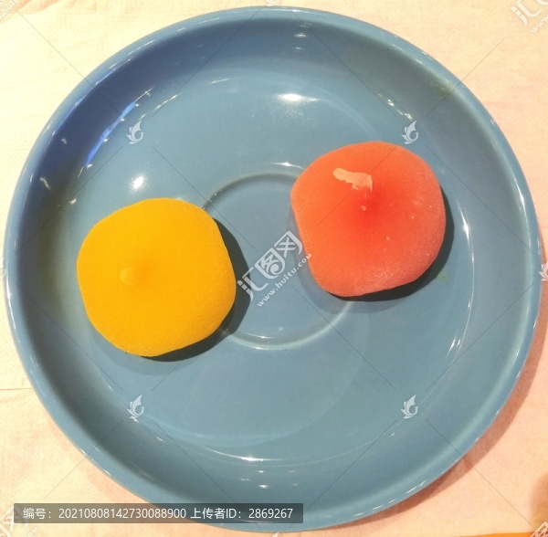 紅黃糕點(diǎn)藍(lán)色瓷盤