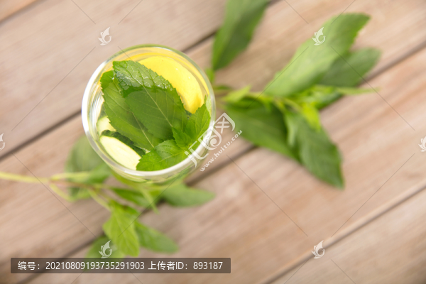 一杯檸檬黃瓜水和新鮮的薄荷葉