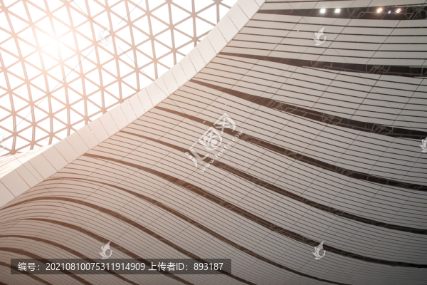 內(nèi)部頂部復(fù)雜的建筑構(gòu)造