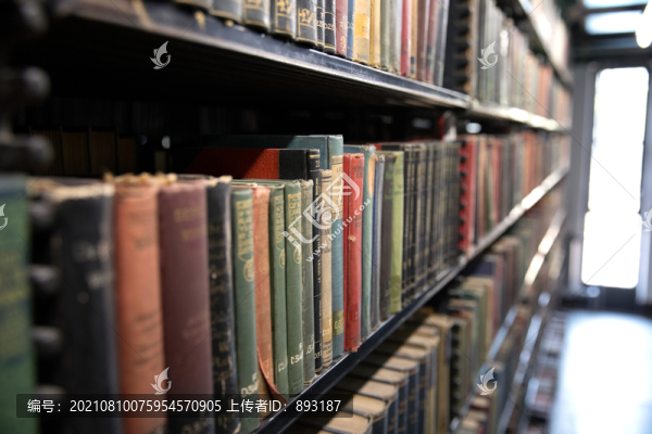 清華大學(xué)老圖書館里的古董書籍