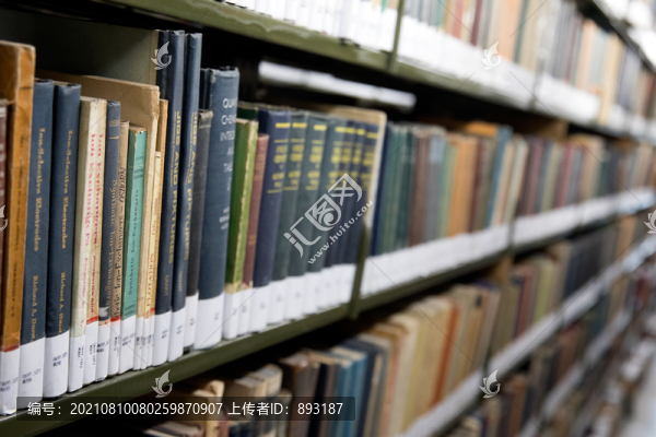 清華大學(xué)老圖書館里的古董書籍