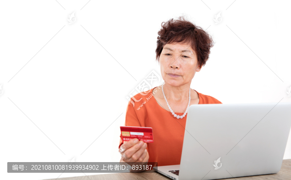 笑著看手里銀行卡的中國(guó)婦女