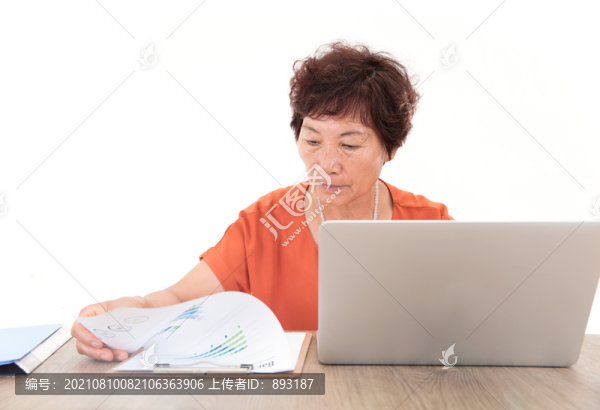 坐在筆記本電腦前查看金融文件資
