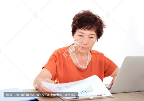 坐在筆記本電腦前查看金融文件資