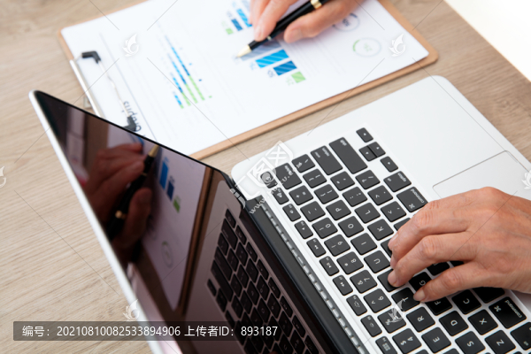 特寫鏡頭手在電腦鍵盤上打字