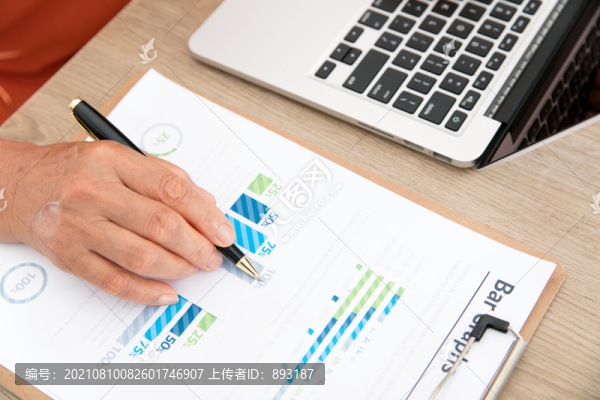 特寫鏡頭手在電腦鍵盤上打字