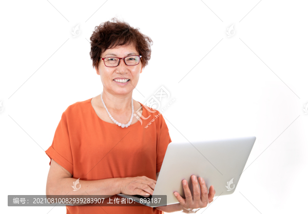拿著筆記本電腦微笑