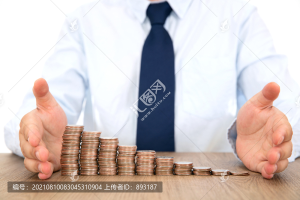 呵護著一排遞減美元硬幣的男士