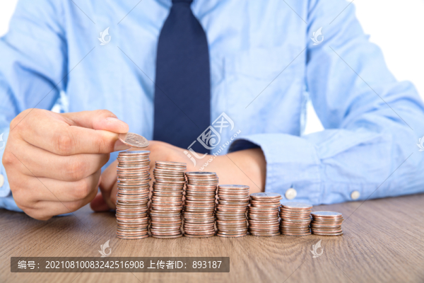年輕人正在碼放美元硬幣