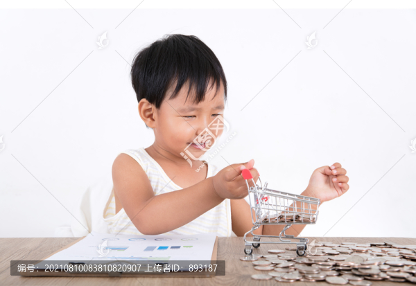 小女孩正在擺弄著一個購物車模型