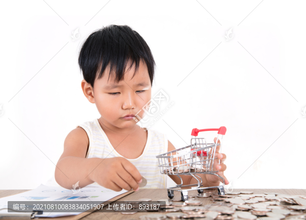 小女孩正在擺弄著一個購物車模型