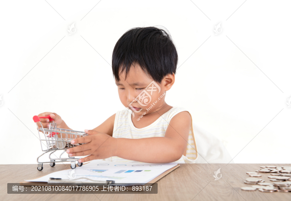小女孩把散落桌子上的美元硬幣