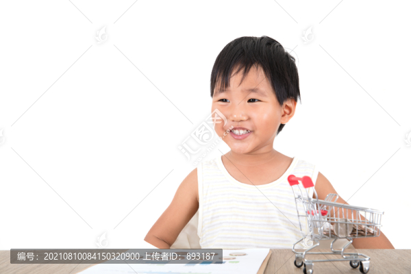 黃皮膚孩童看著前方微笑